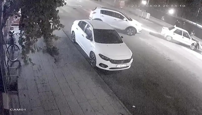 Yaya Geçidinde Feci Kaza: Sürücüler Yayaya Yol Vermek İsterken Çarpıştı
