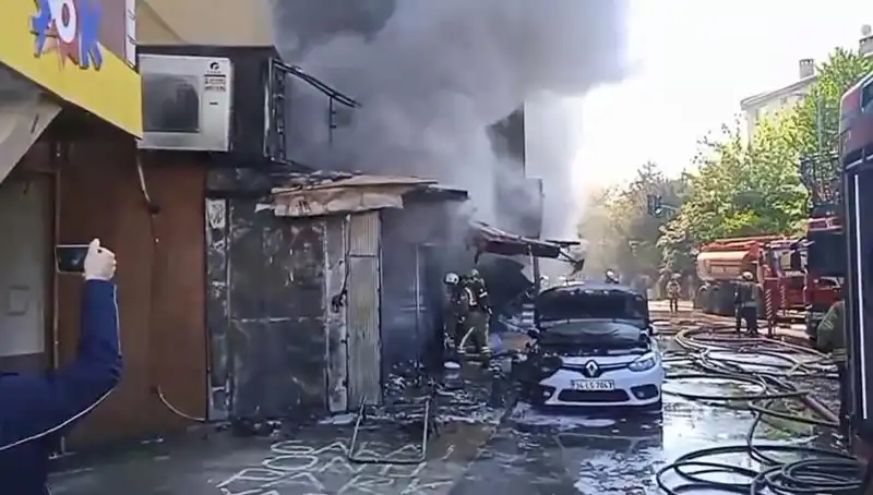 Ümraniye'de Hediyelik Eşya Dükkanında Korkutan Yangın: İtfaiye Zamanla Yarıştı