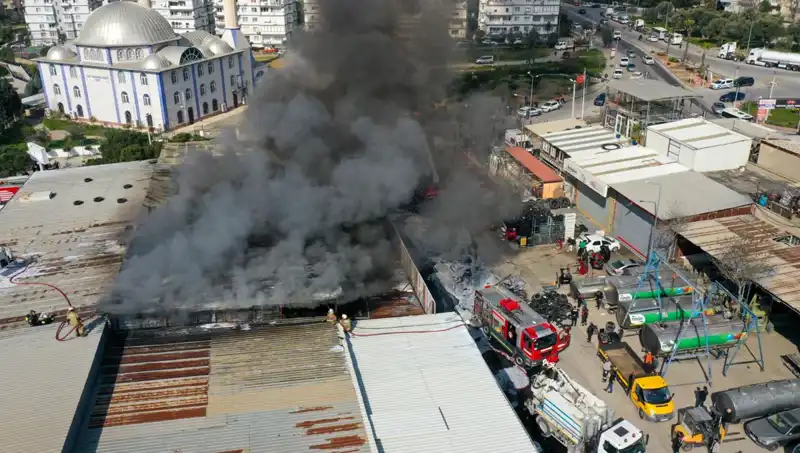 İzmir’de Oto Lastikçide Yangın: Ekiplerin Mücadelesi ve Yanan Hisselerin Durumu