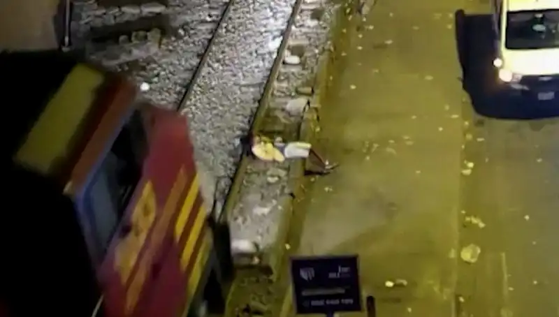 Tren Kazası Sonrası Mucizevi Kurtuluş: Saniyeler İçinde Ayağa Kalktı!