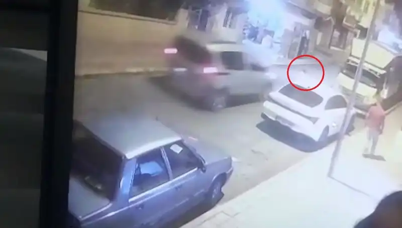 Yolda Oyun Oynarken Kaza: Hafif Ticari Araç Çocuğa Çarptı!