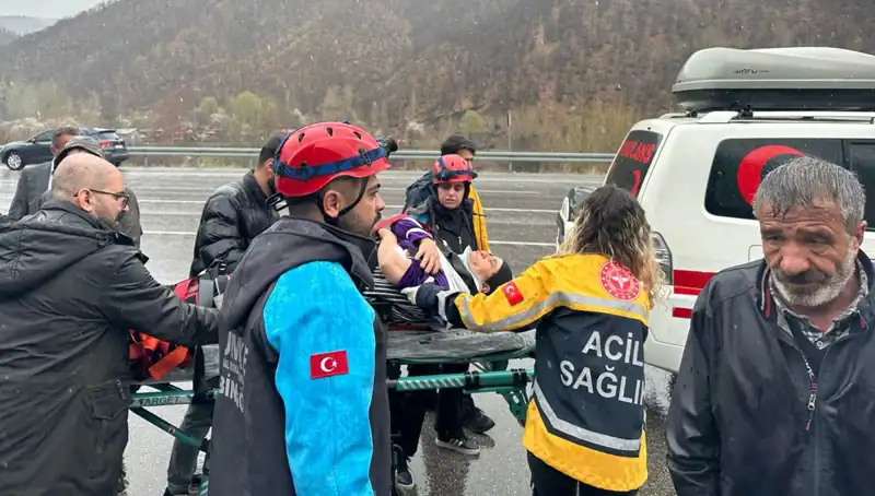 Otomobil İstinad Duvarına Çarptı: 5 Kişi Yaralandı, Olayın Detayları Ortaya Çıktı