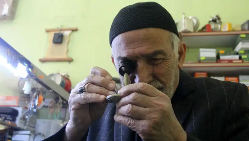 Yarım Asırdır 20 Metrekarelik Dükkanın Sırrı: Zamanı Duraklatan Usta