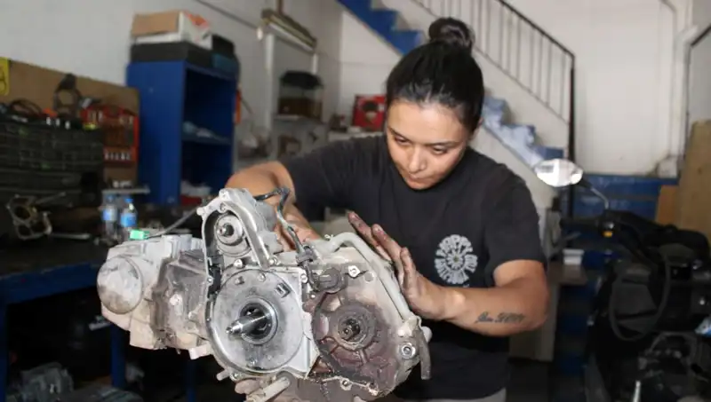 Çırak Bulamayan Eşinin Yerine Motor Ustası Olan 33 Yaşındaki Hayriye'nin Hikayesi