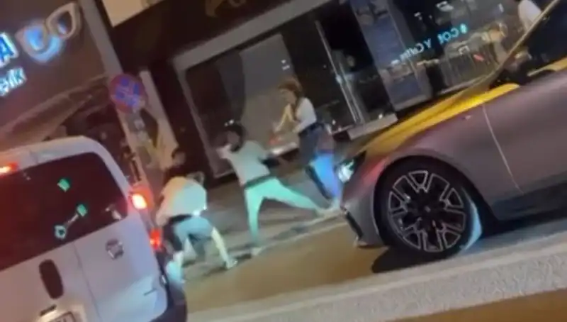 Cadde Boks Ringine Dönüşüyor: Sokaklarda Yumruklar Havada Uçuşuyor!