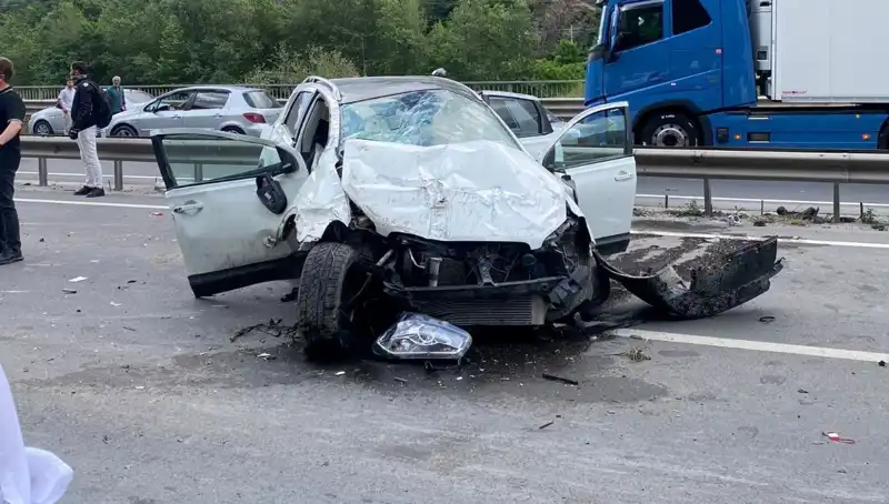 Sürücünün Kontrolünü Kaybetmesi Sonucu Feci Kaza: 3 Yaralı