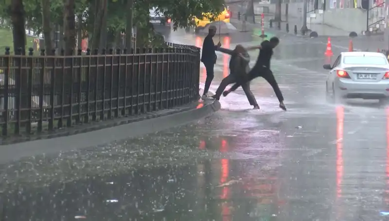 İstanbul ve İzmir'de Meteorolojiden Turuncu Kodlu Alarm: Havanın Zorluğu Uyarıyor!