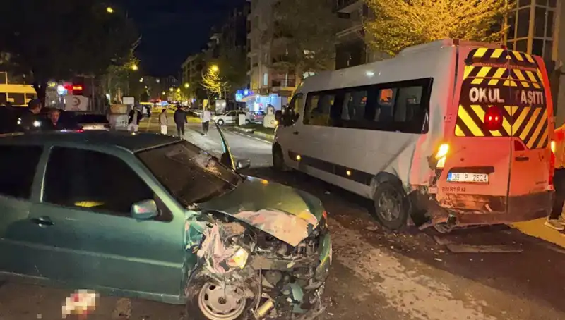 Hiç Beklenmedik Kaza: Otomobil Servis Minibüsüne Çarptı, 6 Kişi Yaralandı