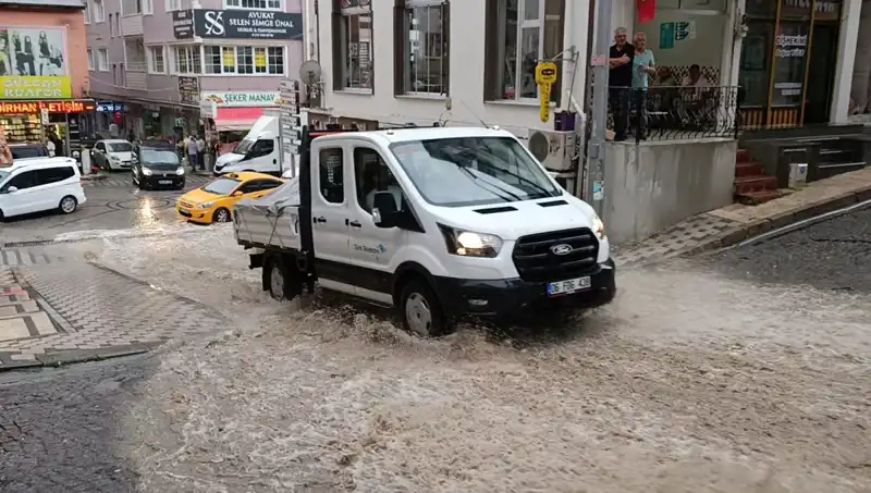 10 Dakikalık Sağanak, Şehirde Hayatı Felç Etti: Su Baskınları Başladı!