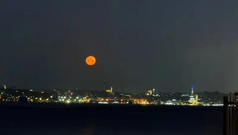 İstanbul’da Çilek Dolunayı: Göklerdeki Büyüleyici Manzara