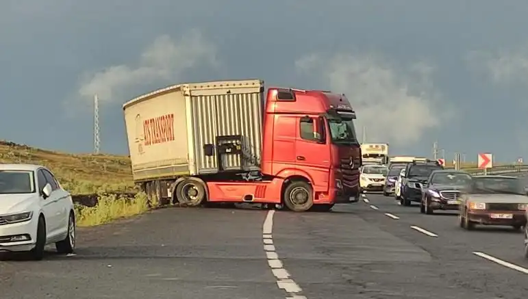 TIR Kaydı Sırasında Yol Kapandı: Uzun Araç Kuyrukları Tüyler Ürpertiyor
