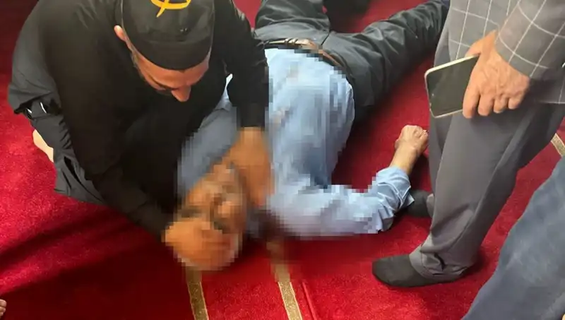 Camide Namaz Kılarken Bıçaklanan Adam Hayatta Kalabilir Mi?