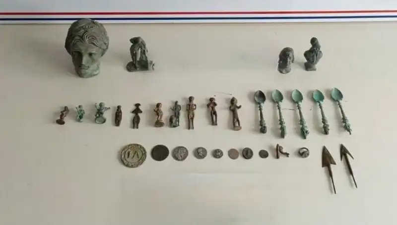 Antik Roma Dönemine Ait Tarihi Eserler Şok Baskınla Ele Geçirildi