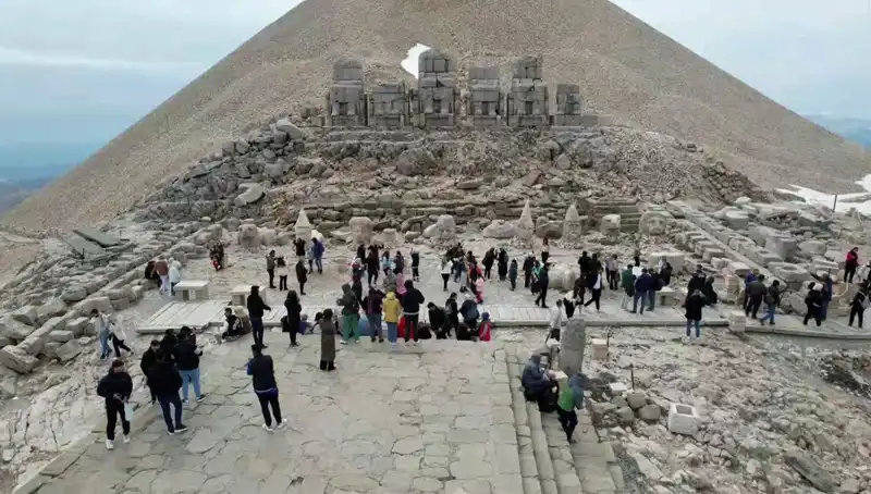 Bayram Tatilinde Nemrut Dağı'na Yoğun İlgi, Turist Akını Yaşandı!