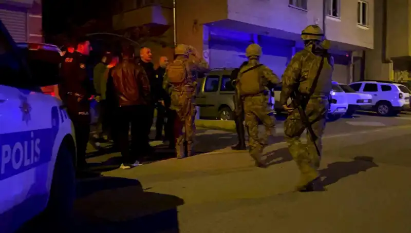Tüfekle Balkondan Ateş Açan Adam, Polis Geldiğinde Evinin Kapısını Kitlemeyi Tercih Etti