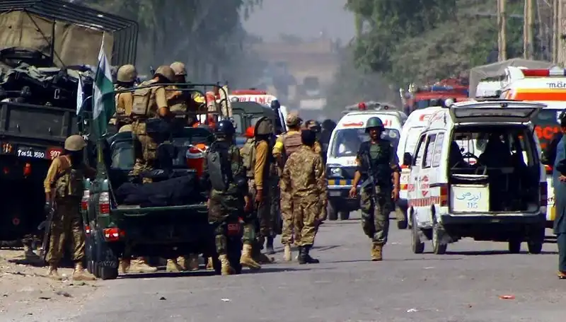 Pakistan'da Bombalı Saldırı: Güvenlik Görevlilerine Yönelik Çirkin Saldırı