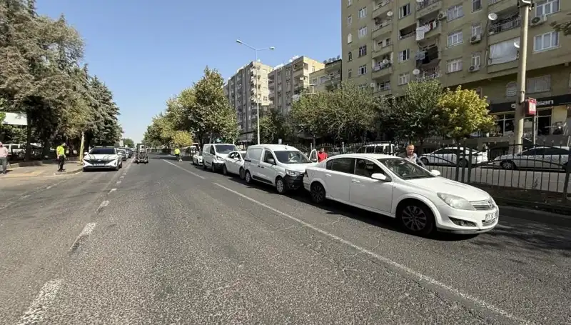 Diyarbakır’da Feci Kaza: 5 Araç Birbirine Girdi!