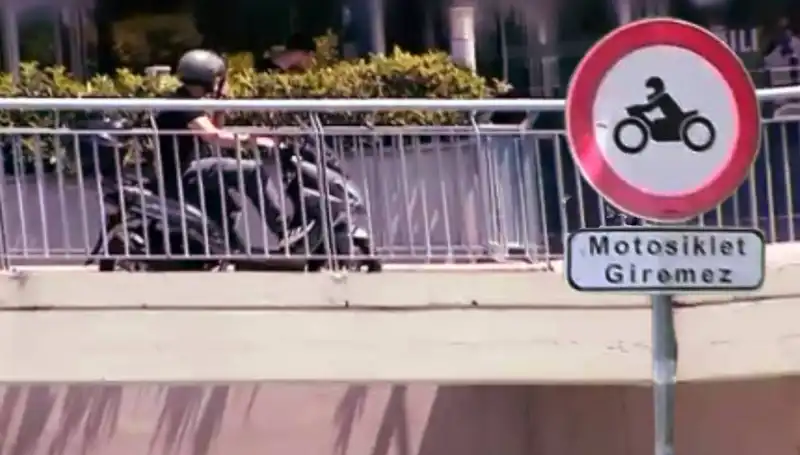 Üst Geçitler Motokuryelerin İşgali Altında: Trafik Güvenliğini Tehdit Ediyor!