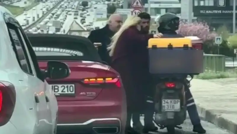 D-100'de Neler Oluyor? Motokuryeye Silah Çeken Kişi Gündemi Sarstı