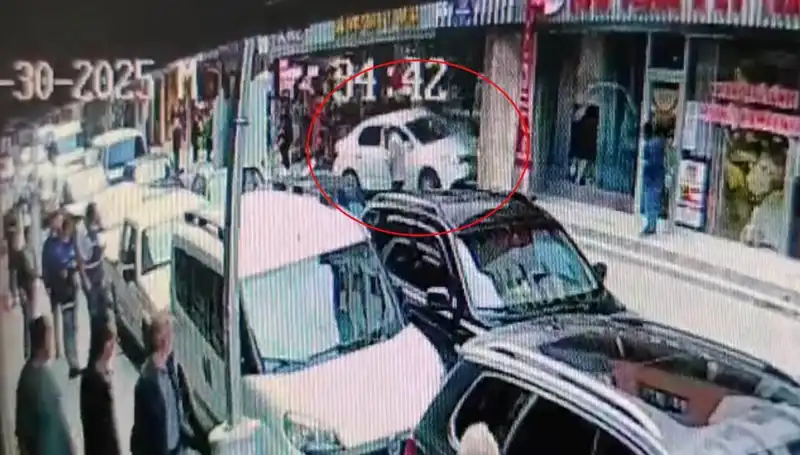 Alkollü Sürücü Mağazaya Dalınca İki Çocuk Bir Anda Hayatta Kalmayı Başardı