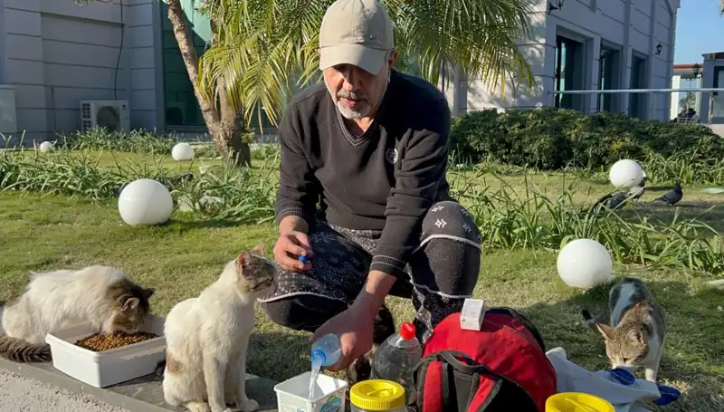 59 Yaşındaki Adamın Günlük 8 Kilometre Yürüyüşü, Merhametiyle Herkesi Etkiliyor