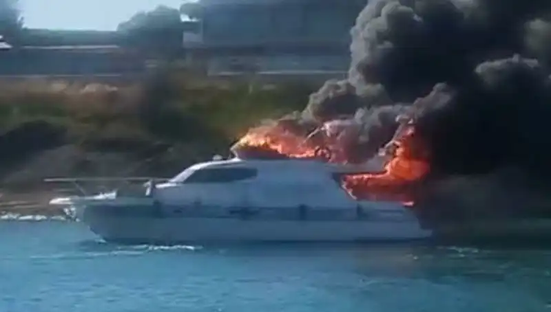 Çeşme Marina’da Motoryat Alev Alev Yandı, Olay Yerin Gözleri Üzerinde!