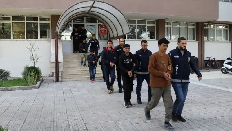 Edirne ve Kırklareli'nde Kaçak Göçmen Operasyonu: Güvenlik Güçlerimizin Başarısı