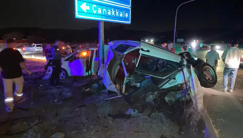 Çanakkale'de Feci Kaza: İki Otomobil Çarpıştı, Yaralılar Hastaneye Sevk Edildi