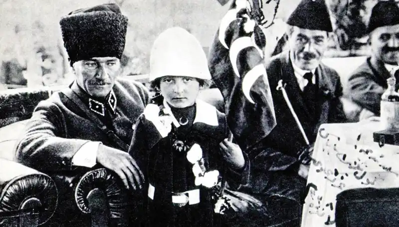 Bir Fotoğrafın Ötesinde: Şapkanın Altında Saklı Bayram Hikayesi