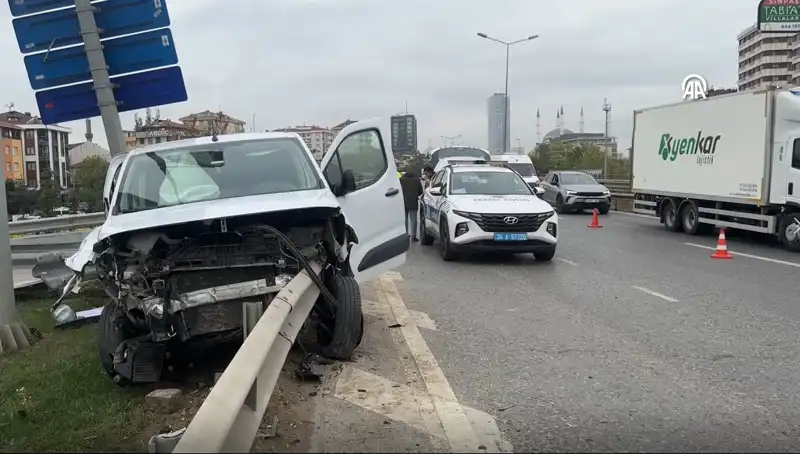 Otoyolda Korkunç Kaza: Bariyerlere Saplanan Araç Alev Alev Yandı