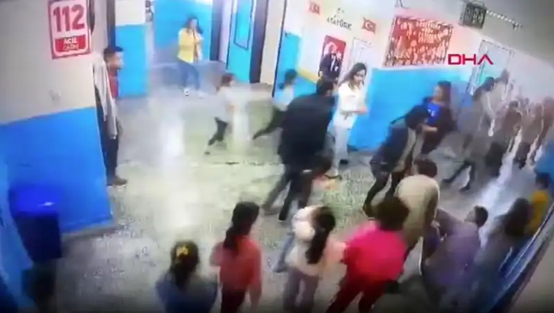 Okulda Bayılan Öğrenciyi Müdür Yardımcısı Kurtardı: O Anlar Kamerada