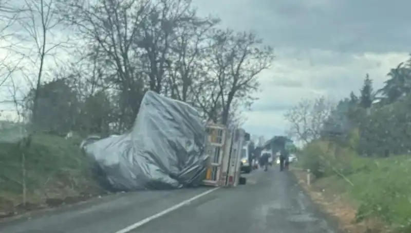 Tekirdağ'da Saman Yüklü TIR Devrildi: Olayın Detayları ve Yaralanan Kişi