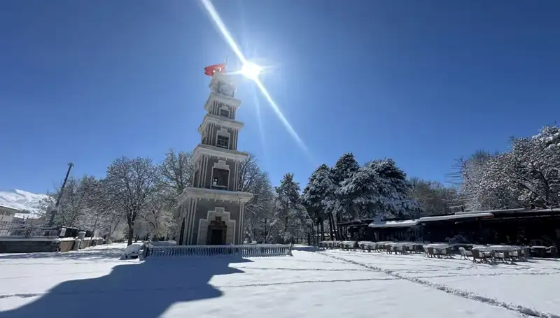 Erzincan'da Nisan Ayında Beklenmedik Kar Yağışı Şaşkınlık Yarattı