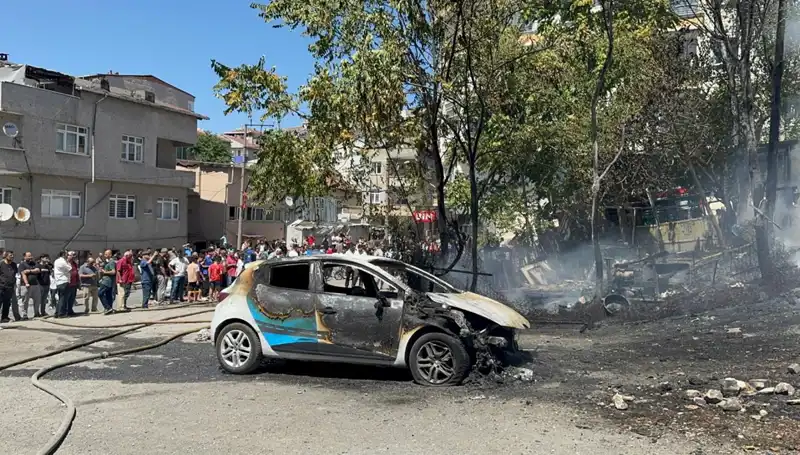 Gecekondudaki Korkunç Yangın: Bir Araç Alev Alev Yandı