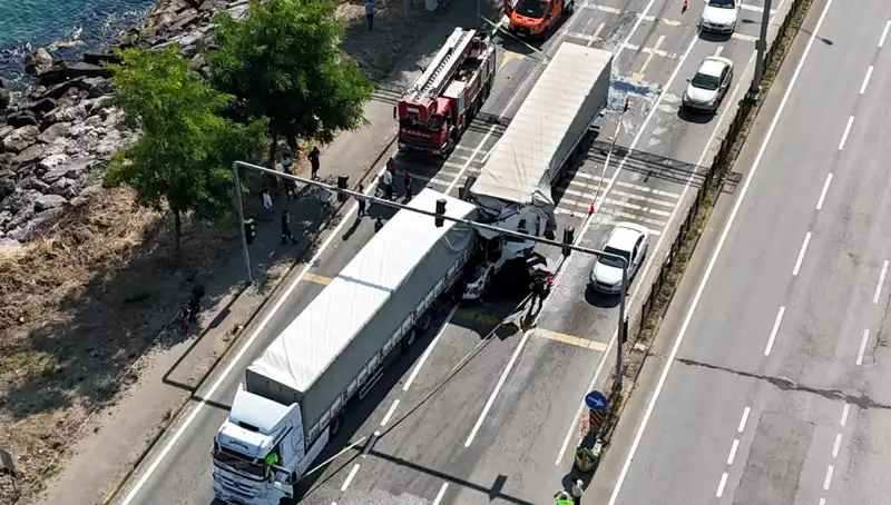 Karadeniz Sahil Yolu'ndaki Zincirleme Kazada TIR Şoförü Hayatını Kaybetti