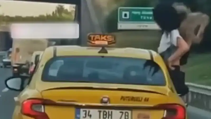 TEM Otoyolunda Şok Eden Görüntü: Taksinin Camından Sarkan Gençler
