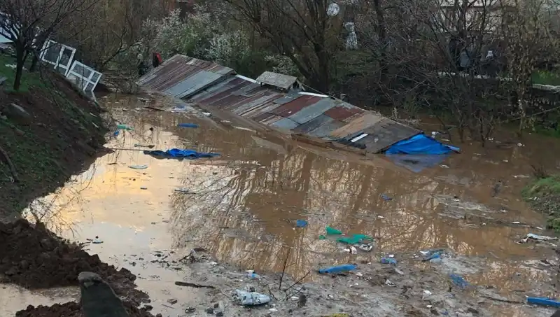 Bingöl’ü Vuran Sağanak Yağış: Ahırlar ve Tarım Alanları Sular Altında Kaldı