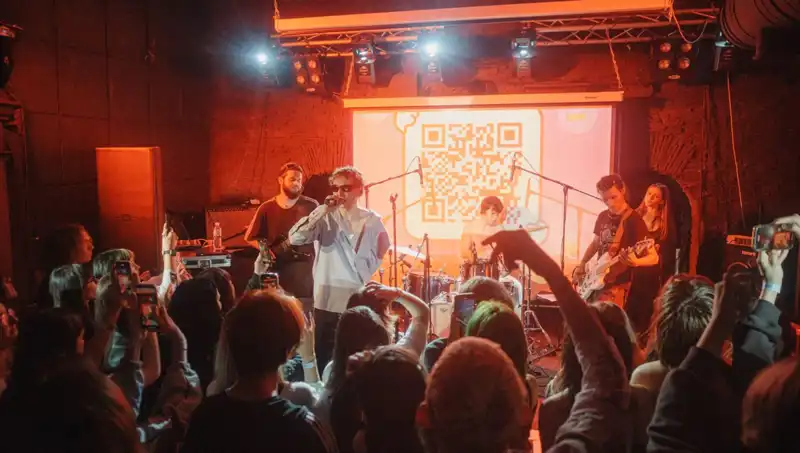Savaş Ortasında Yaşanan İkilik: Saldırı ve Konser Aynı Şehirde!