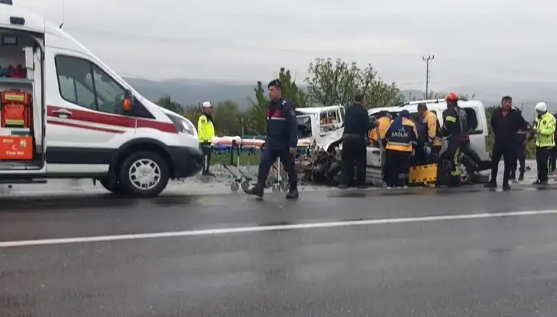Denizli’de Trafik Kazası: İki Araç Kafa Kafaya Çarpıştı, Yaralılar Var!