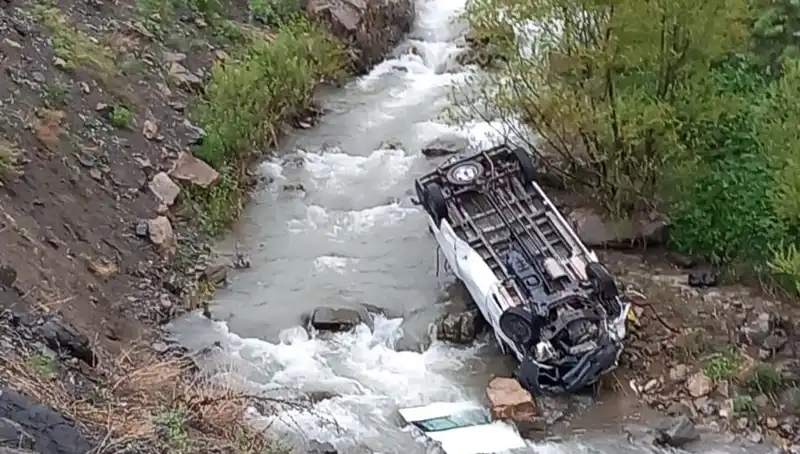 Hakkari’de Minibüs Devrildi: 2 Can Kaybı, 3 Yaralı