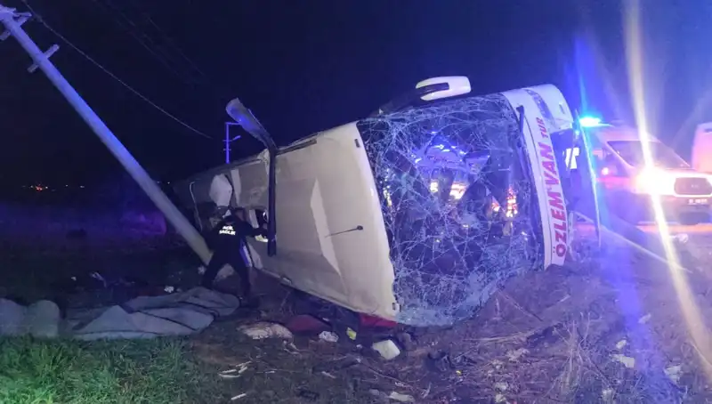 Van'da Yolcu Otobüsü Kazası: 28 Kişi Yaralandı, Ayrıntılar Ortaya Çıktı