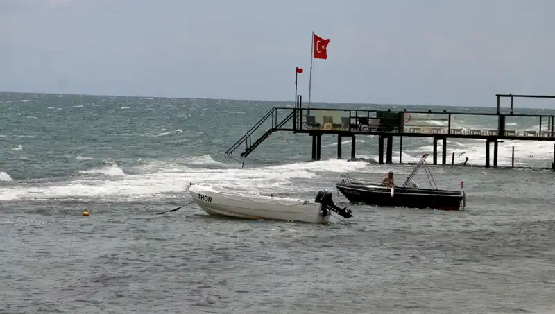 Poyraz Fırtınası Türkiye'yi Sararken, Denize Girmek Yasaklandı