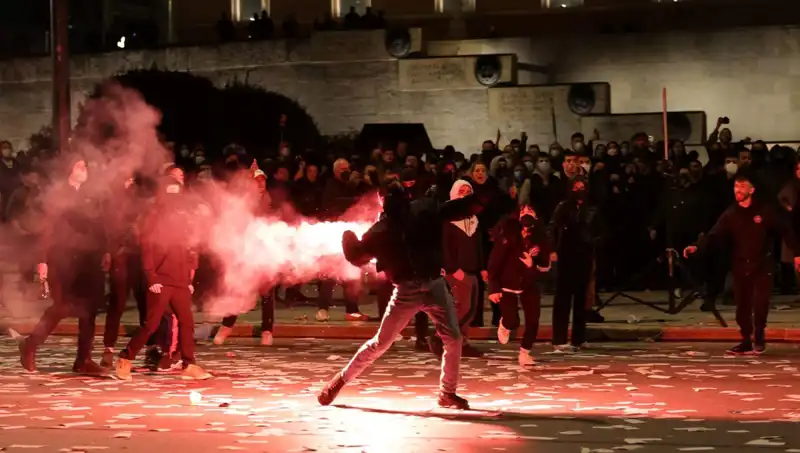 Yunanistan'da Gensoru Tartışmaları: Atina Sokaklarında Protesto Gösterileri Patlak Verdi!