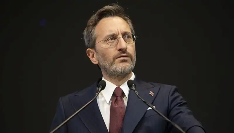 Fahrettin Altun'dan Özgür Özel'e Yanıt: Siyaset Arenasında Neler Oluyor?