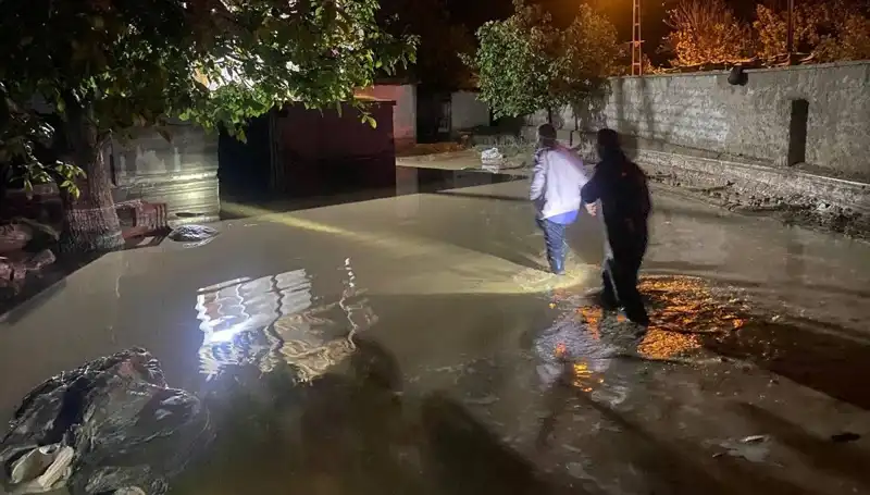 20 Dakikalık Yağmur Felaketi: Evler Yıkıldı, Hayatlar Kayıp Tehlikesinde