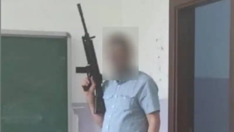 Tüfekle Poz Veren Müdür Yardımcısına Sınıf İçi Soruşturma Başlatıldı