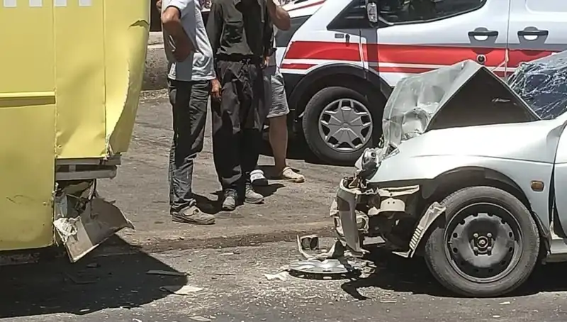 Halk Otobüsü ile Otomobil Çarpıştı: İki Yaralı, Olay Anı Kameralarda