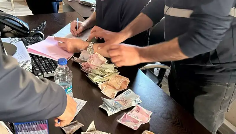 Antalya'da Dilencilikle Mücadele: 19 Bin Lira ve Yüklü Eşyalar Ele Geçirildi!