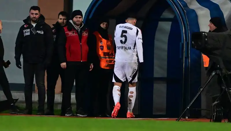 Üst Üste İki Kırmızı Kart Gören Tayyip Talha’dan Beşiktaş’a Özür Diliyor