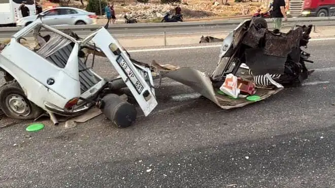 Bariyere Çarpan Araç Dehşet Saçtı: Bir Kişi Hayatını Kaybetti, Diğeri Yaralı